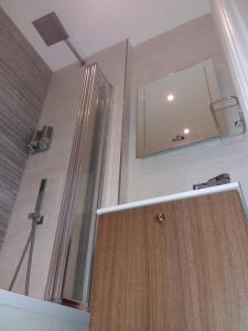 baño con espejo y puerta de madera en 5 Central Chambers, en Stratford-upon-Avon 15 fotos más