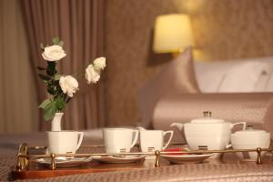 Příslušenství pro přípravu čaje a kávy v ubytování Grand Hotel & Spa Tirana