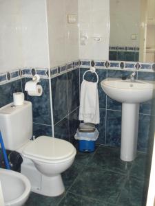 フエンヒロラにあるApartamentos Jaen 8-Fuengirolaのバスルーム(トイレ、洗面台付)