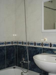 フエンヒロラにあるApartamentos Jaen 8-Fuengirolaのバスルーム(洗面台、トイレ、シャワー付)