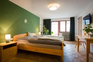 Postel nebo postele na pokoji v ubytování Goldiger Hirsch