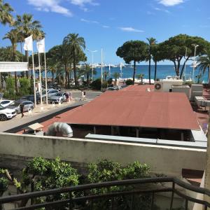 vista su un edificio con tetto rosso di Appartement Le Palais Des Iles a Cannes