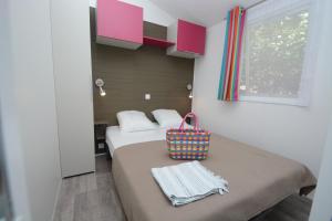 Postel nebo postele na pokoji v ubytování Camping les Playes + 27 fotografií