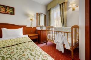 Un pat sau paturi într-o cameră la Assambleya Nikitskaya