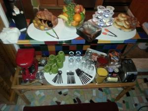 einen Tisch mit Teller mit Lebensmitteln darüber in der Unterkunft Calypso Inn Wilton Gay Male Resort in Fort Lauderdale