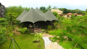 an overhead view of a large tent in a garden at Tathastu Pench in Khawāsa