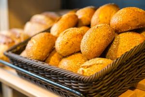 Ein Haufen Donuts in einem Korb auf einem Tisch. in der Unterkunft Bach Hotel in Porta Westfalica