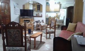 un soggiorno con divano, sedie e tavolo di Phaistos Country House a Mitrópolis