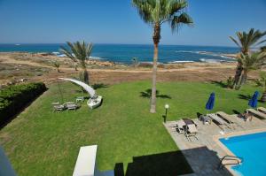 Galeriebild der Unterkunft Kymmates Beach Front Villas in Paphos City