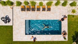 an overhead view of people swimming in a swimming pool at Sur le quai in Carcassonne