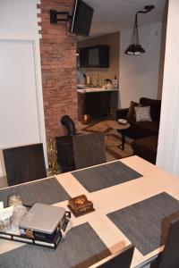 Televízia a/alebo spoločenská miestnosť v ubytovaní Đeni luxury apartment