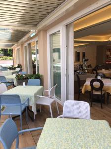 a restaurant with tables and chairs and tables and tables and chairs at Green Park Hotel in Peschiera del Garda