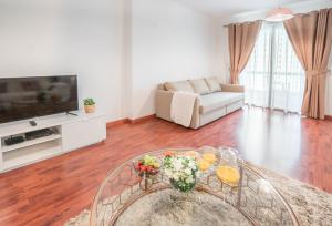 - un salon avec un canapé et une table dans l'établissement Luxury Casa - Elite Marina 1 Bedroom Apartment - JBR Beach, à Dubaï