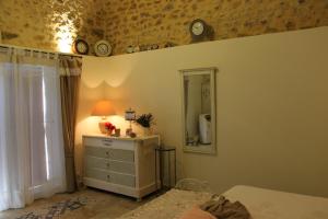 1 dormitorio con tocador y espejo en la pared en Le Mas De La Seuve, en Richerenches