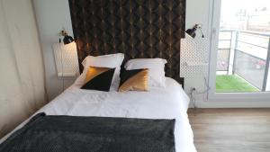 レンヌにあるL'Appartéのベッドルーム1室(白いシーツと枕のベッド1台付)