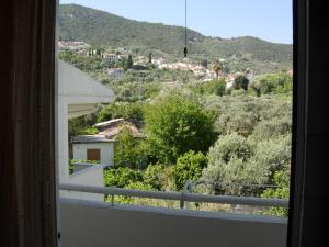 uma vista de uma janela de uma montanha em B1 Apt Mytilini em Mitilene