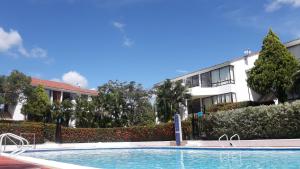 une piscine en face d'un bâtiment dans l'établissement Casa Quinta Melgar, à Melgar