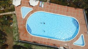 - une vue sur la grande piscine bleue dans l'établissement Casa Quinta Melgar, à Melgar