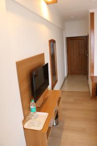 TV a/nebo společenská místnost v ubytování The Three Oaks Boutique Hotel