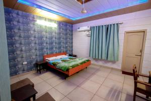 um quarto com uma cama, uma janela e uma cortina em National Guest House em Jalandhar