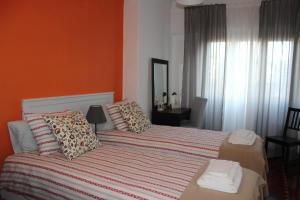 um quarto com uma cama com duas toalhas em TripGeo Guesthouse em Lisboa
