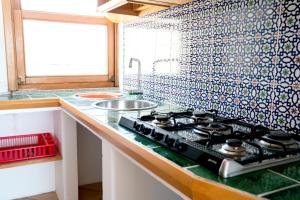 una cucina con piano cottura e lavandino di Casa Sole a Tricase