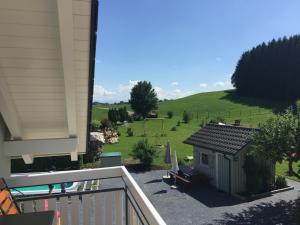 - une vue sur une cour avec une maison et une aire de jeux dans l'établissement Hafners im Allgäu, à Kißlegg