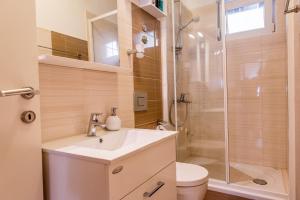 Ένα μπάνιο στο Apartments Brelezza +49 φωτογραφίες
