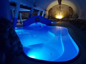 Bazén v ubytování Family Hotel Schloss Rosenegg nebo v jeho okolí