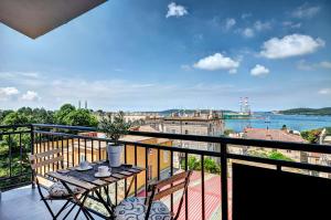 a balcony with a table and a view of the city at Vista center Apartment in Pula