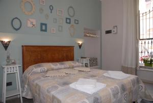 Un dormitorio con una cama con dos toallas encima. en Il Cancelletto, en Siracusa