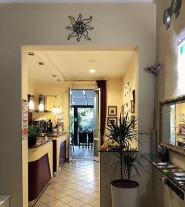 eine Küche und ein Esszimmer mit einer Theke und einem Tisch in der Unterkunft Hotel Due Giardini in Mailand