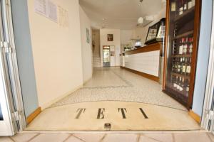 Certificato, attestato, insegna o altro documento esposto da Hotel Teti