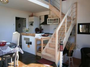 a small kitchen with a staircase in a tiny house at Sud Bretagne Concarneau Tregunc Pont-avenTyruzall in Trégunc