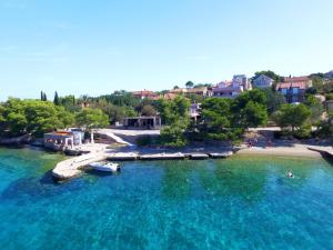 una vista aérea de un cuerpo de agua con barcos en Villa Paris en Nečujam