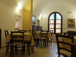 a dining room with a table and chairs at Villa Musica in Sannicola