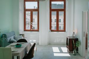 a living room with a couch and a table at Casa Thaja Centru in Turda