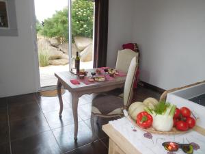 a table with a basket of vegetables in a kitchen at Sud Bretagne Concarneau Tregunc Pont-avenTyruzall in Trégunc