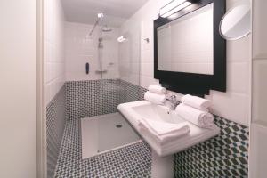 Vannas istaba naktsmītnē Best Western Hôtel Journel Saint-Laurent-du-Var