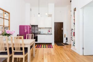 - une cuisine et une salle à manger avec une table et des chaises dans l'établissement Sawa Apartment, à Varsovie