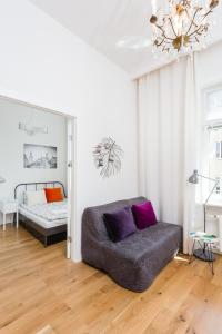- un salon avec un lit et un canapé dans l'établissement Sawa Apartment, à Varsovie