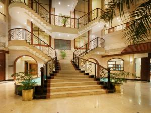 una escalera de caracol en un edificio con plantas en The Lagoona Resort, en Lonavala
