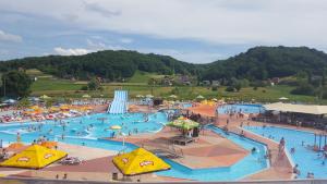 um grande parque aquático com pessoas nele em Apartmani Tuheljske em Tuheljske Toplice