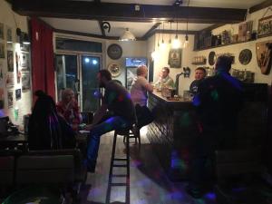 un groupe de personnes assises au bar d'un restaurant dans l'établissement Evropa Hotel, à Bosteri