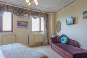 A bed or beds in a room at Seahouse Suites