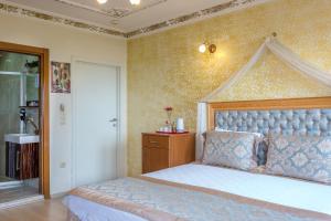 A bed or beds in a room at Seahouse Suites