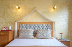 A bed or beds in a room at Seahouse Suites