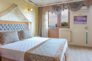 A bed or beds in a room at Seahouse Suites