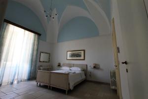 una camera con letto e soffitto blu di La Casa del Mercante a Racale