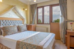 A bed or beds in a room at Seahouse Suites